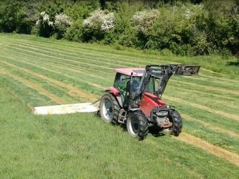 Découvrez nos travaux de fenaison : zoom sur l’enrubannage à la ferme St Thibault